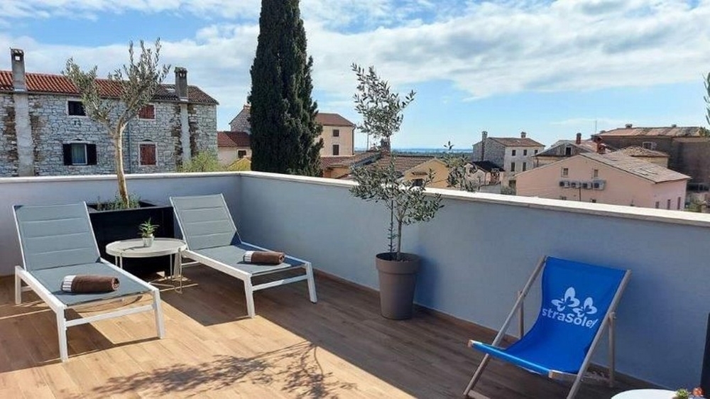 Terrazza sul tetto con vista sulla città e sdraio a Rovinj
