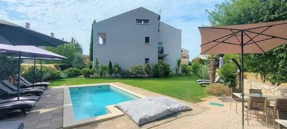 Area piscina con lettini e ombrellone a Rovinj