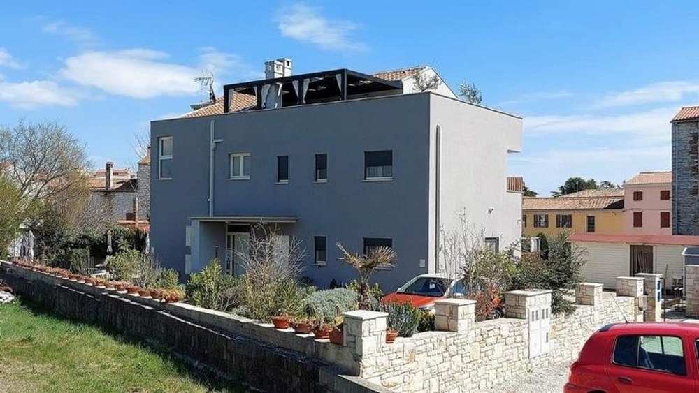 Vista laterale della casa con terrazza e piante a Rovinj
