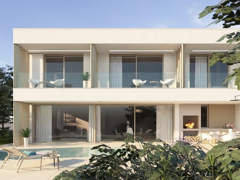 Vista frontale di una moderna villa in vendita con piscina sull'isola di Brac in Croazia.