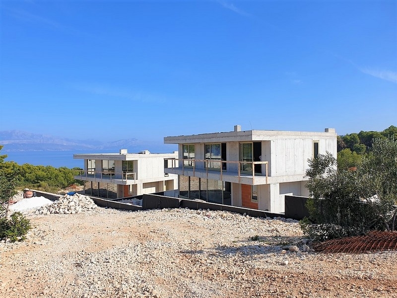 Fase di costruzione di ville moderne in vendita con vista mare sull'isola di Brac, Croazia.