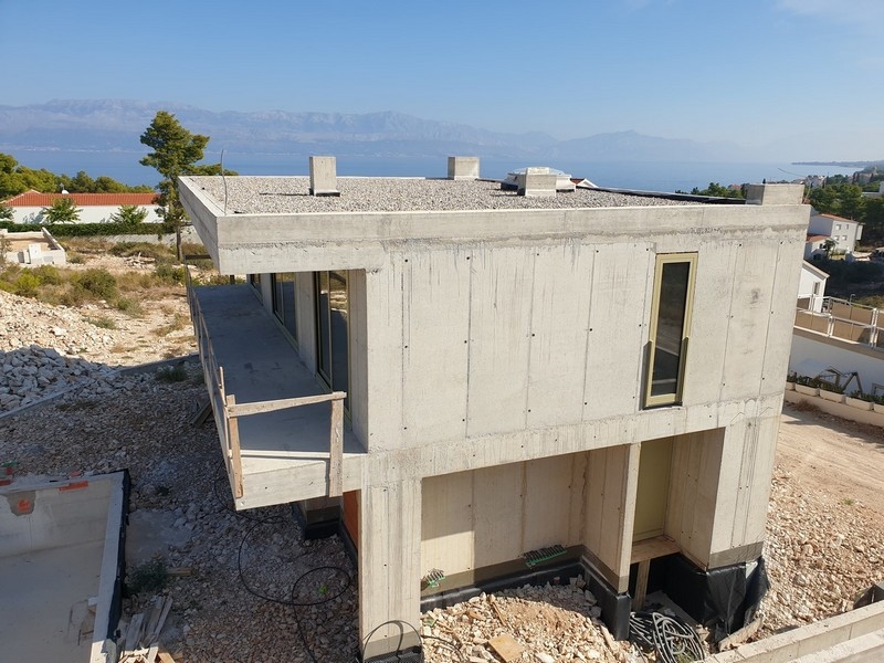 Vista dall'alto del cantiere di una villa moderna in vendita sull'isola di Brac in Croazia.