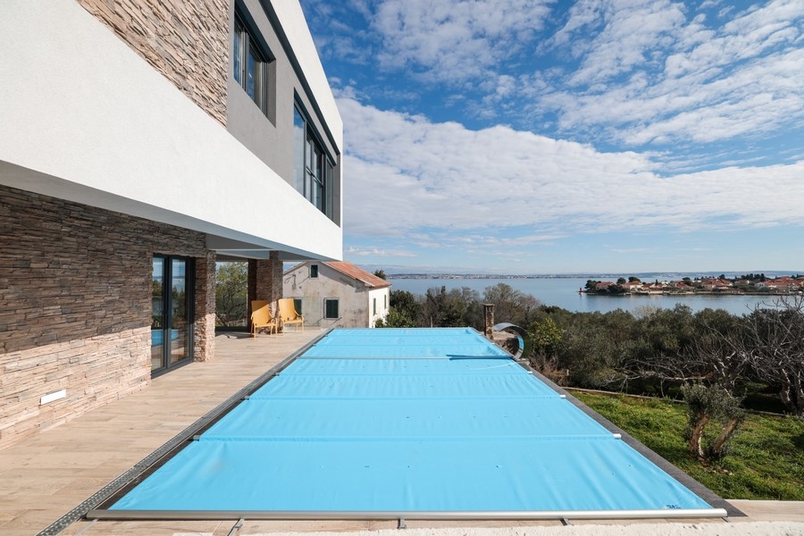 Vista esterna di una villa moderna con piscina in vendita sull'isola di Ugljan