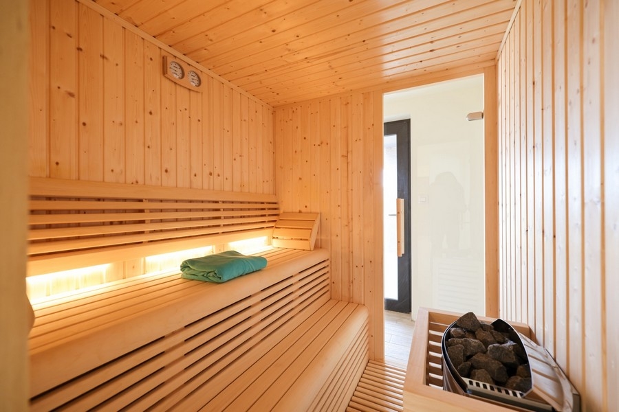 Sauna in legno all'interno della villa