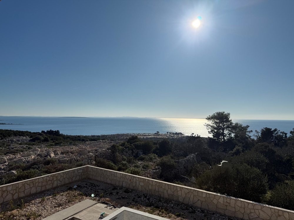 Vista esterna di una villa moderna in costruzione a Novalja, Croazia, con enfasi sull'architettura geometrica