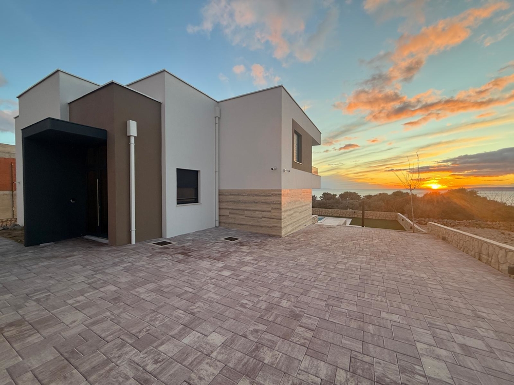 Ingresso di una villa moderna in costruzione in vendita a Novalja, Croazia, con vista sul paesaggio circostante