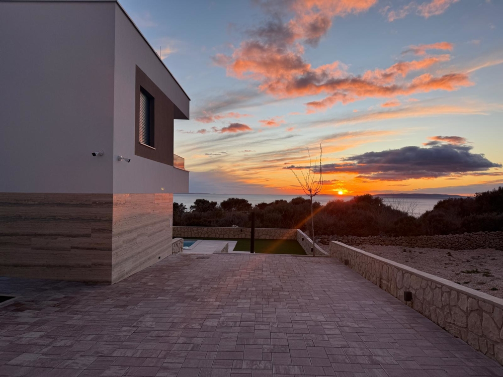 Vista sulla villa, sui posti auto e sul mare.