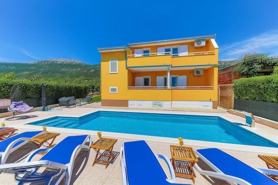 Villa moderna con piscina e vista mare