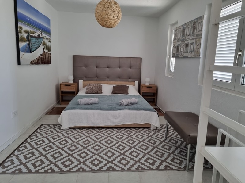 Camera da letto con letto matrimoniale e opera d'arte alla parete