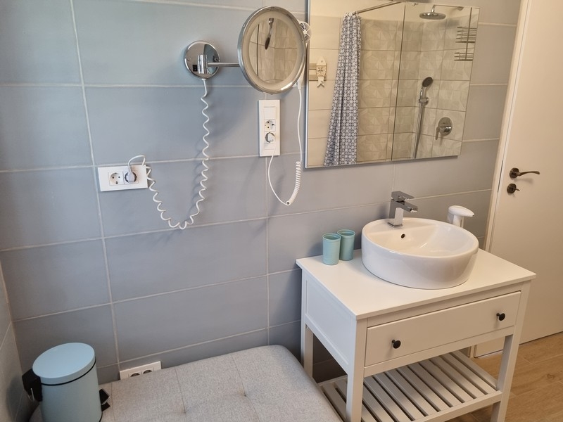 Bagno con lavabo e specchio