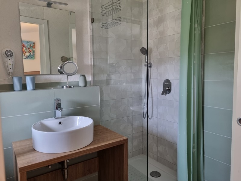 Bagno moderno con doccia e lavabo in legno