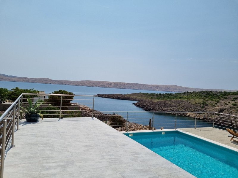 Piscina e terrazza con vista sul mare e sulla baia