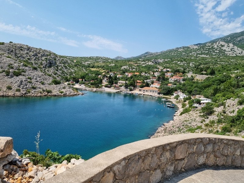 Vista sulla baia e sul mare a Karlobag
