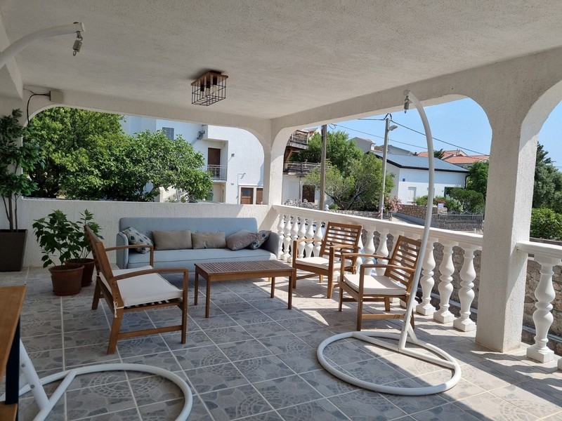 Terrazza coperta con sedute e vista mare