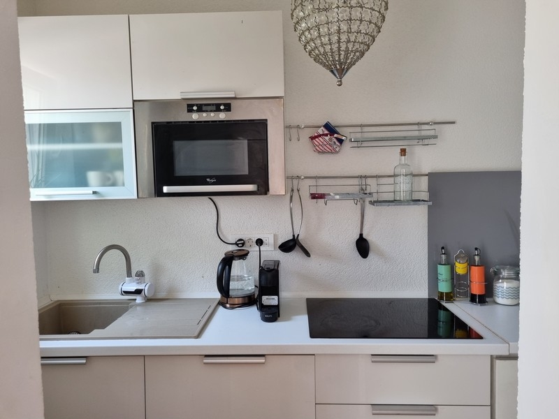 Moderno angolo cottura con forno nell'appartamento