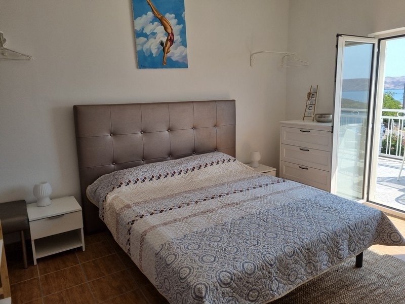 Camera da letto con letto matrimoniale e vista mare