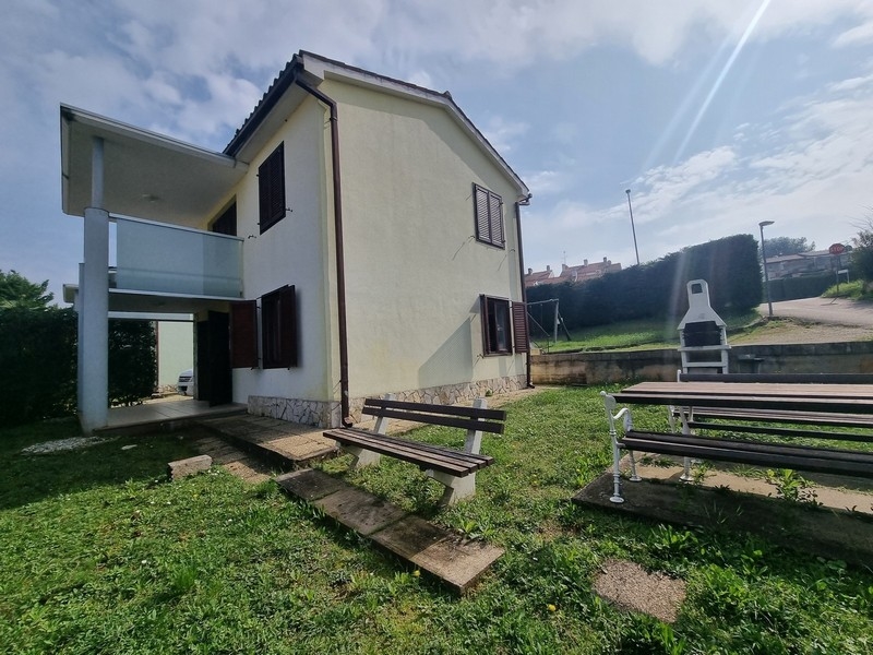 Casa presso Novigrad con prato e barbecue in muratura accanto