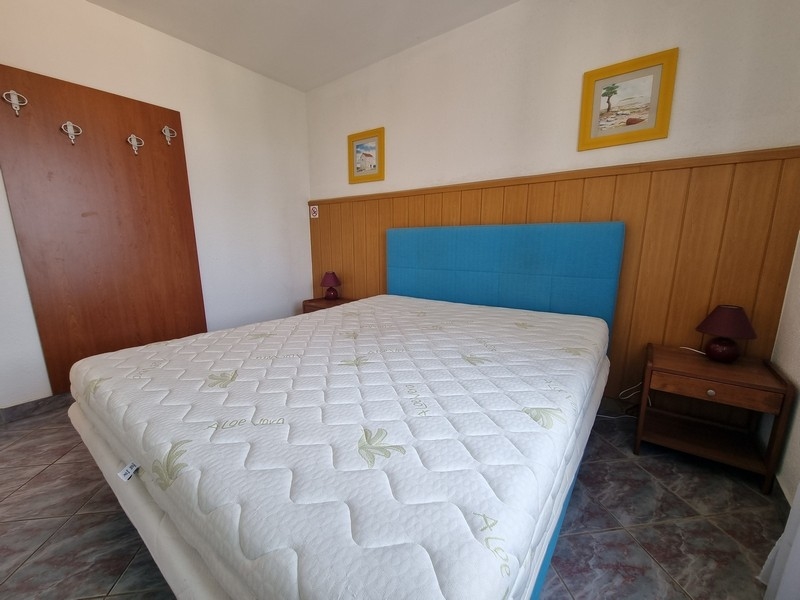 Camera da letto con testiera blu e rivestimento in legno