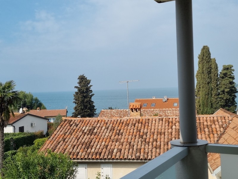 Vista dal balcone sui tetti fino al mare aperto