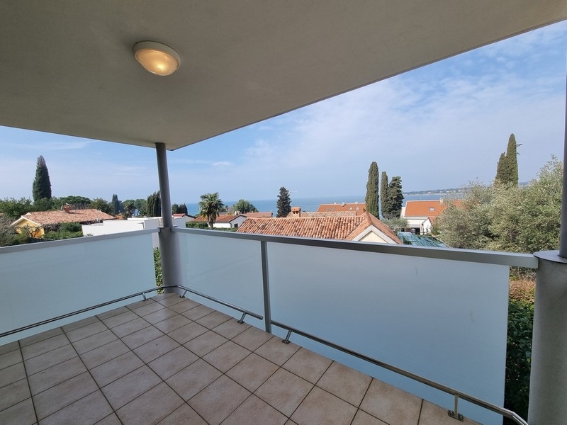 Balcone coperto con parapetto in vetro satinato e vista lontana