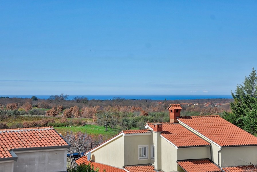 Vista sul mare e sui tetti circostanti dalla terrazza superiore della nuova casa bifamiliare in Istria
