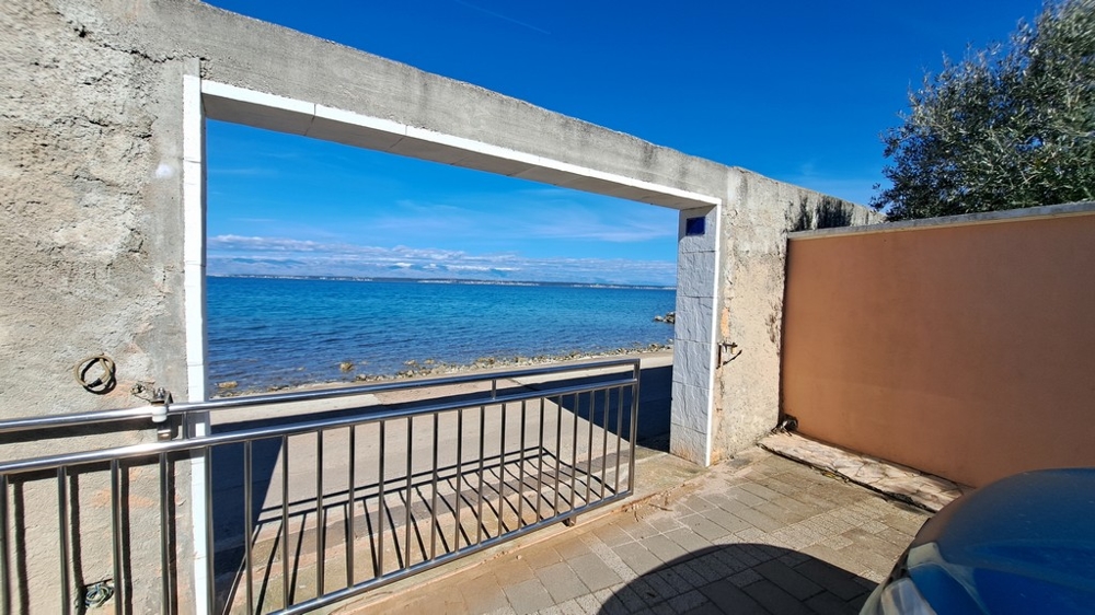 Vista sul mare azzurro da una terrazza, immobile sul mare in Croazia