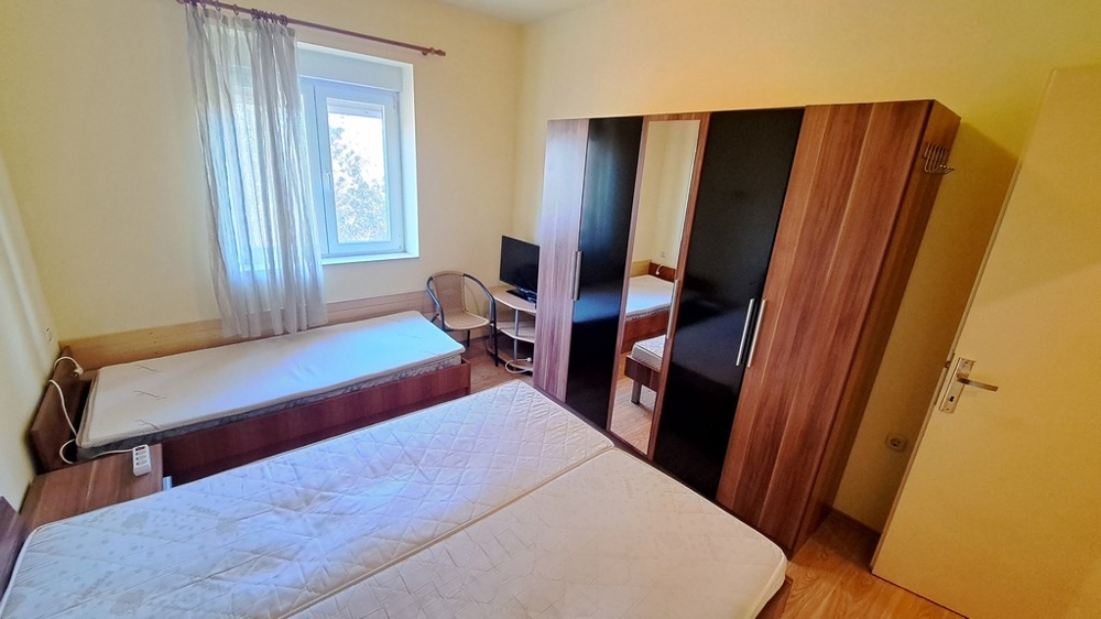 Ampia camera da letto con letto grande e zona di lavoro, parte di un immobile sul mare in Croazia