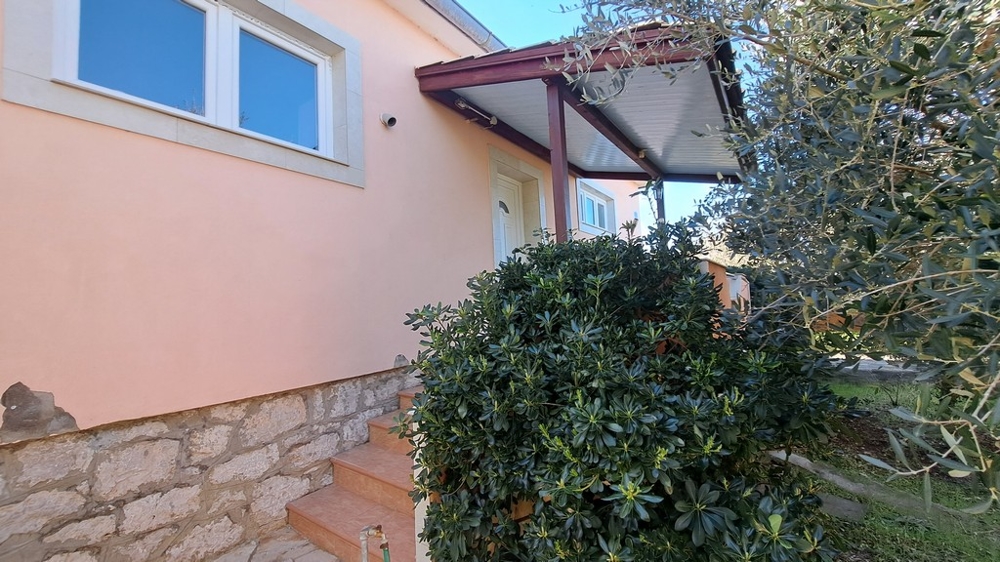 Fronte della casa con veranda e piante mediterranee, immobile sul mare in Croazia