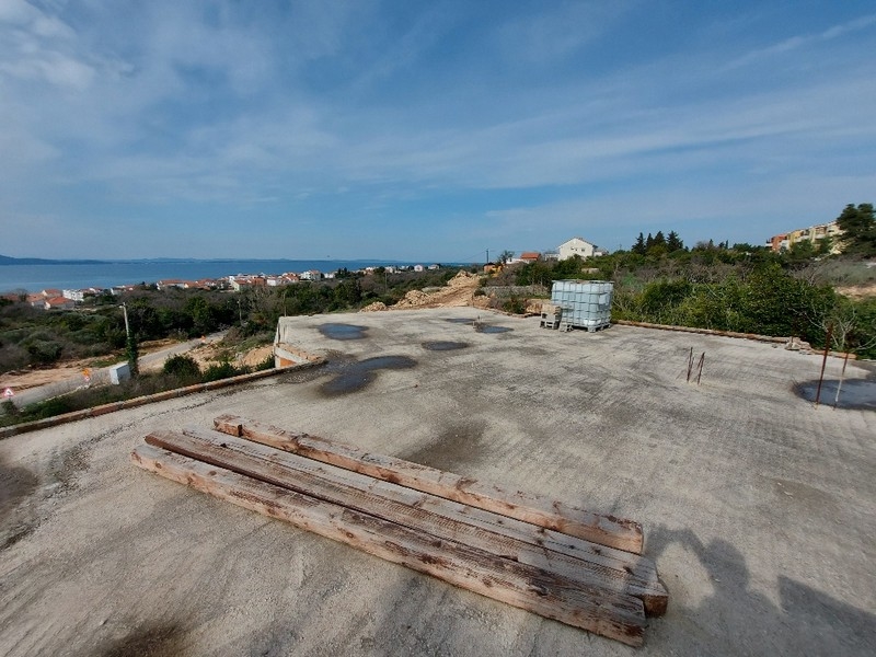 Cantiere con fondamenta in cemento e travi in legno