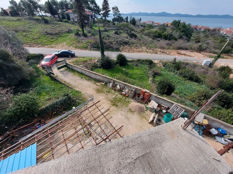 Vista dall'alto di materiali da costruzione e aree verdi