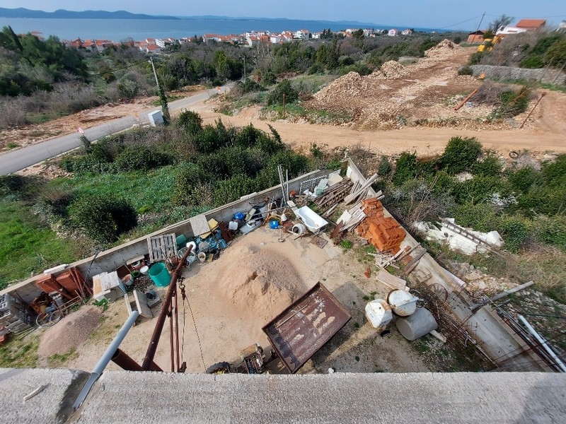 Vista su un cantiere con una casa unifamiliare parzialmente ultimata