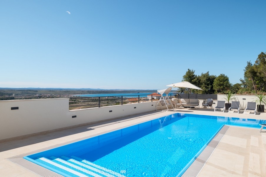 Villa in vendita a Razanac, Zadar, Croazia - area piscina con vista mare