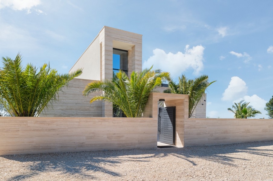 Villa in vendita a Razanac, Zadar, Croazia - ingresso principale con palme