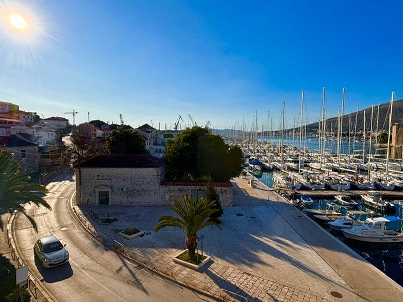 Ripresa panoramica di un porto turistico all'alba in Croazia con barche e palme sulla riva