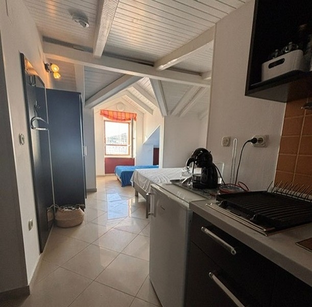 Cucina compatta con camera da letto adiacente