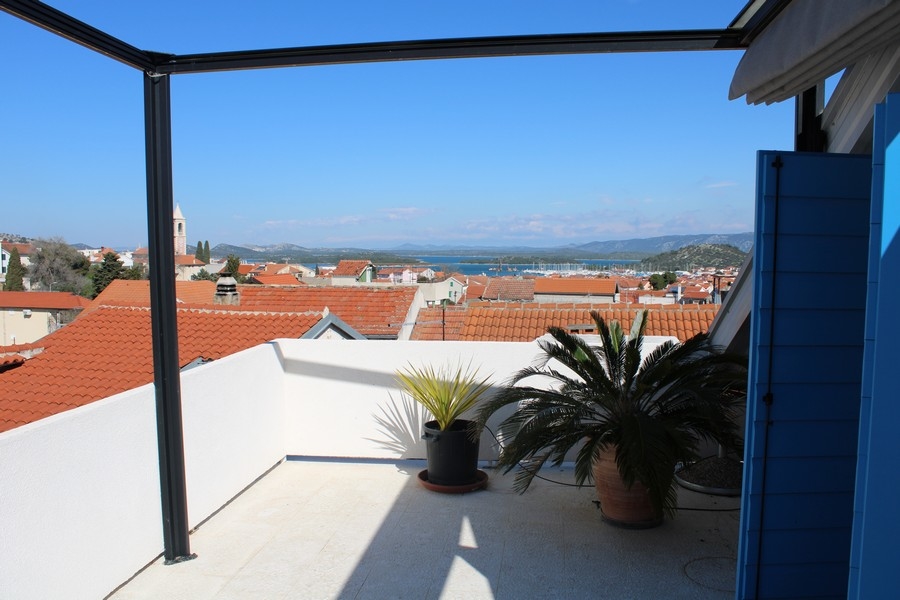 Vista sul mare da una casa in pietra a Murter, immobili in Croazia