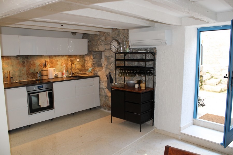 Cucina modernizzata in una casa in pietra tradizionale, Murter, immobili in Croazia