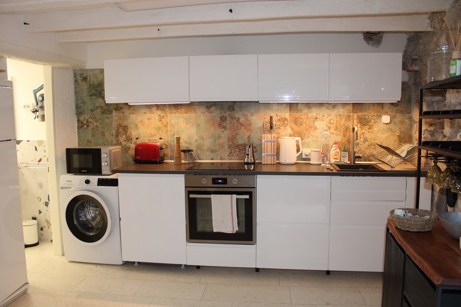 Cucina completamente attrezzata nella casa ristrutturata a Murter, in vendita in Croazia
