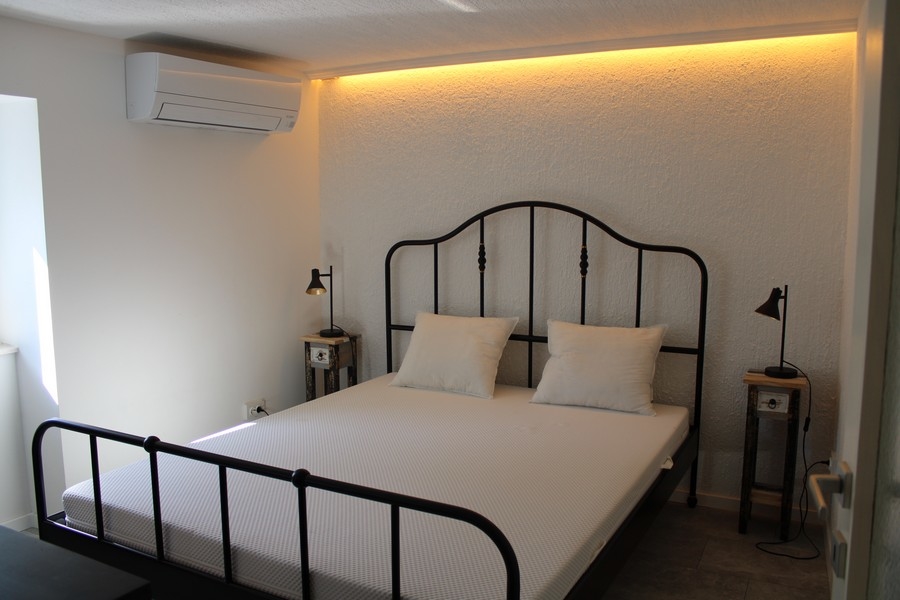 Camera da letto accogliente con letto matrimoniale, casa in pietra a Murter
