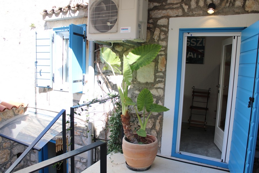 Ingresso della casa in pietra con porte blu - immobile H2957 Croazia.