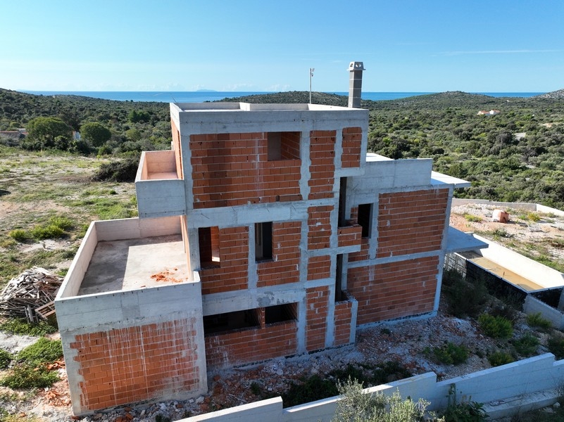 Vista frontale di una villa moderna con vista mare in Croazia, area piscina al crepuscolo