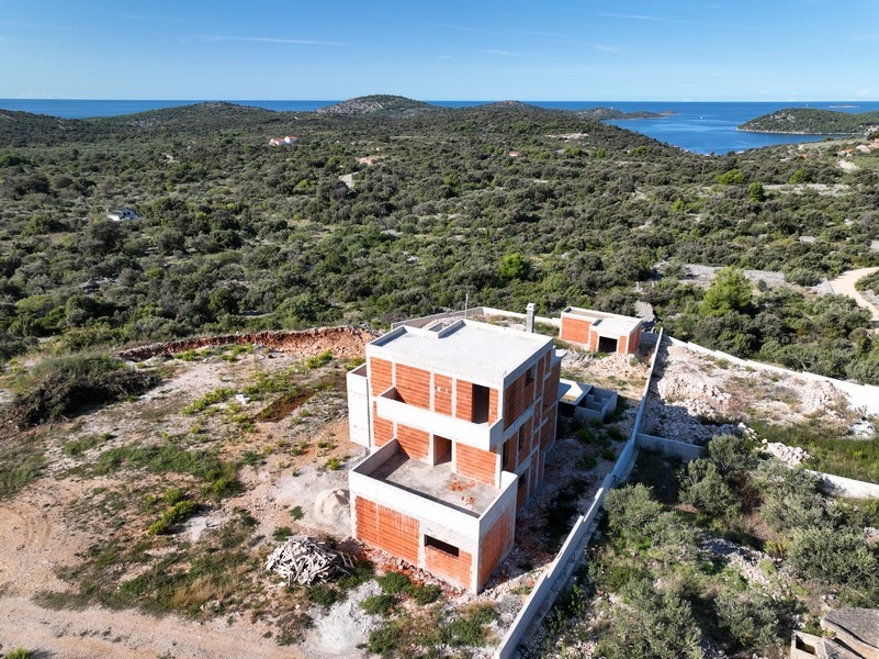 Ripresa aerea della villa al grezzo sulla costa