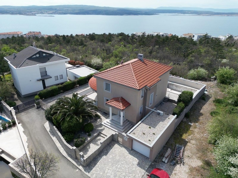 Vista con drone di una casa plurifamiliare in Croazia, in posizione isolata con vista su mare e paesaggio