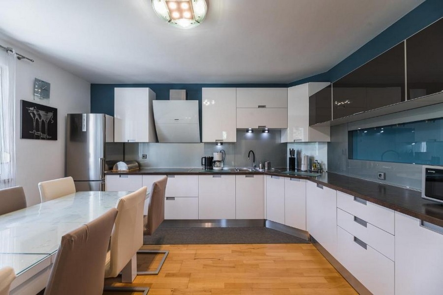 Cucina moderna di una casa plurifamiliare in Croazia con zona pranzo integrata