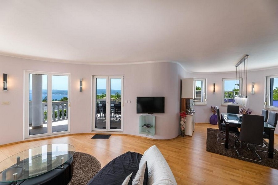 Soggiorno di una casa plurifamiliare in Croazia con pianta aperta e accesso alla terrazza con vista mare