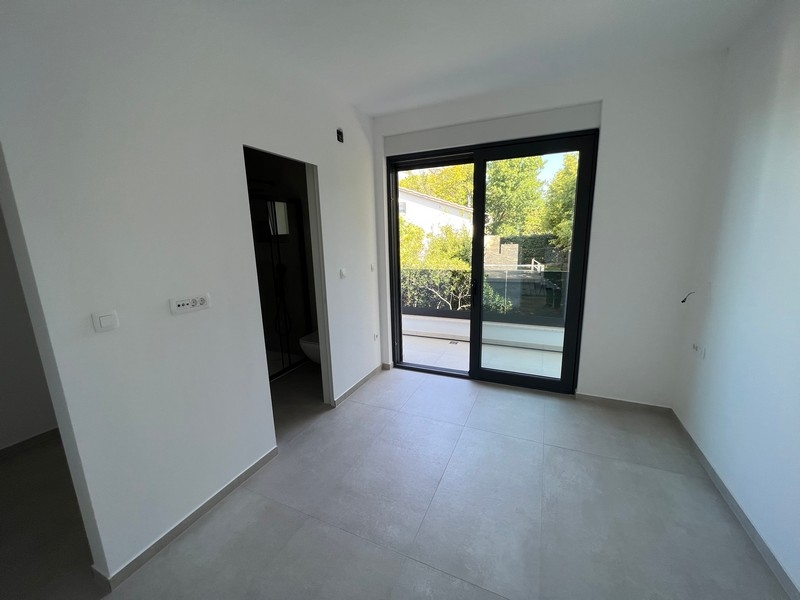 Bagno di design con dotazioni moderne, come si trova spesso in immobili più recenti in Croazia.