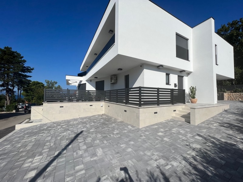 Elegante prospettiva esterna di una villa a Njivice, che mostra il fascino del mercato immobiliare in Croazia.