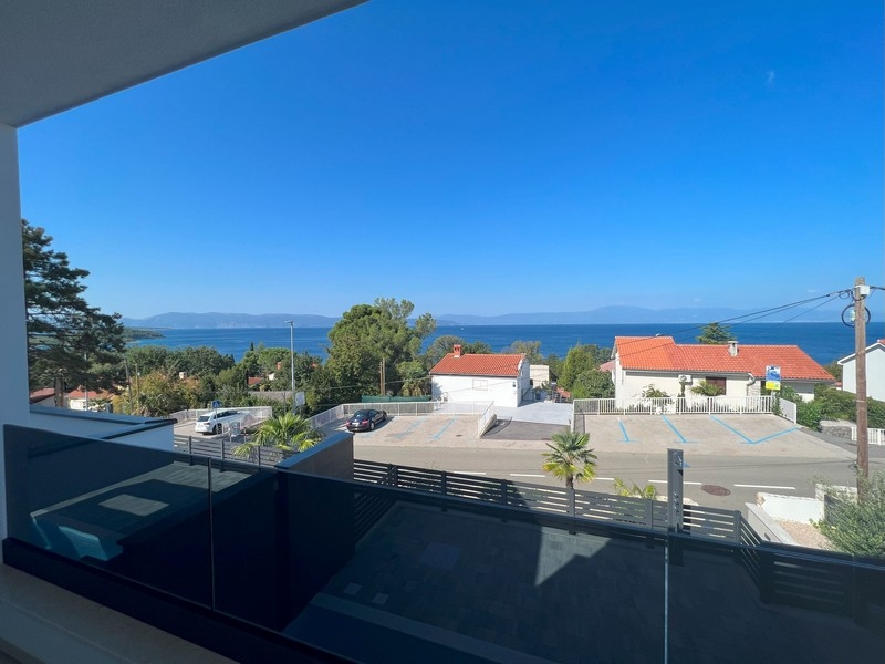Vista mare dalla terrazza di una villa moderna, un punto forte tra gli immobili in Croazia, nella regione di Njivice.