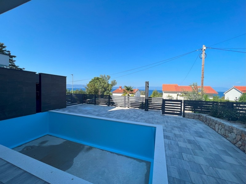 Luminosa stanza vuota con vista mare, esempio di immobili in Croazia, in una villa a Krk.