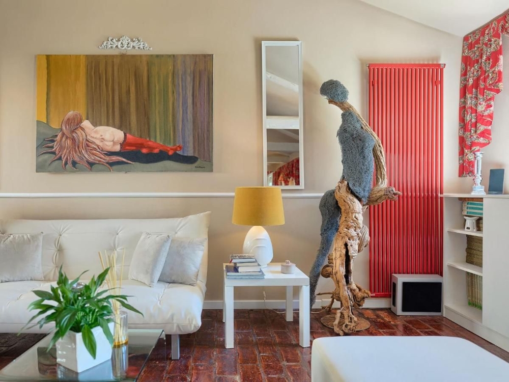 Soggiorno luminoso e decorato con arte, che riflette l'estetica degli immobili in Croazia
